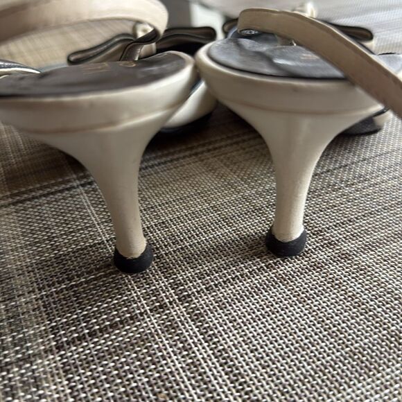 Valentino Garavani Open Toe Off White Leather Sling Back Pump with Bow. - Picture 4 of 8